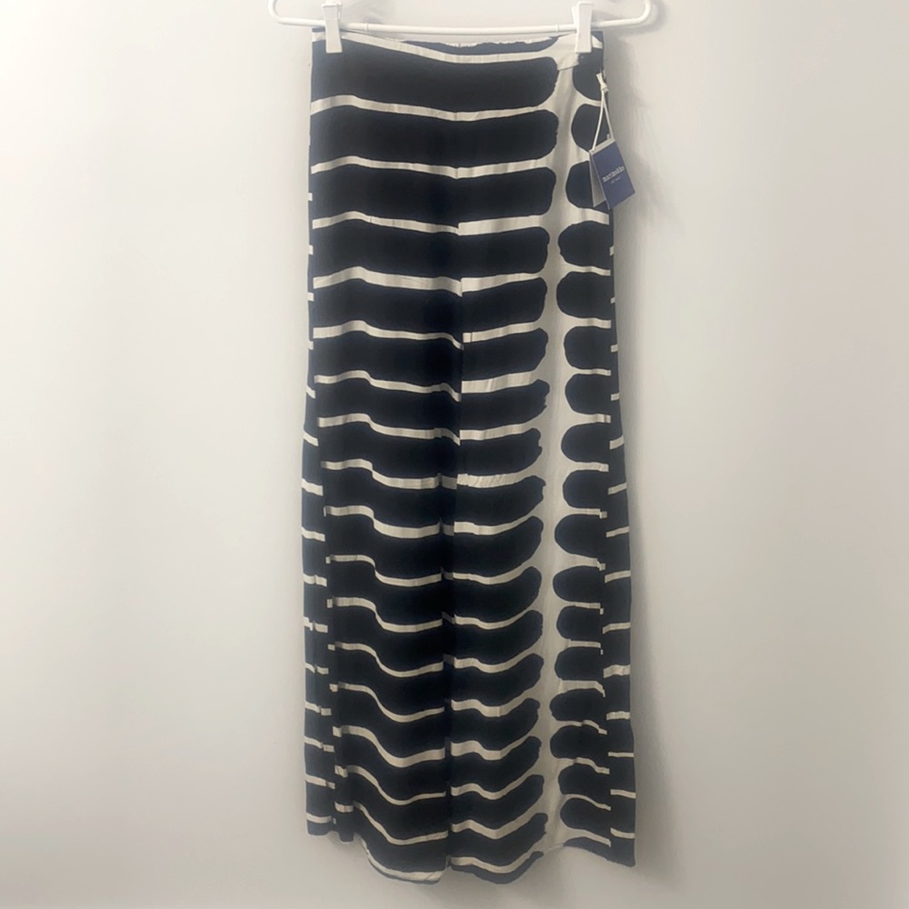 XS. Super soft wide legged pant. Elastic waist.